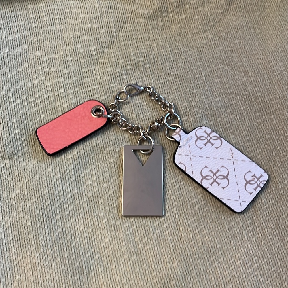 GUESS Los Angeles 1981 keychain - Picture 4 of 6